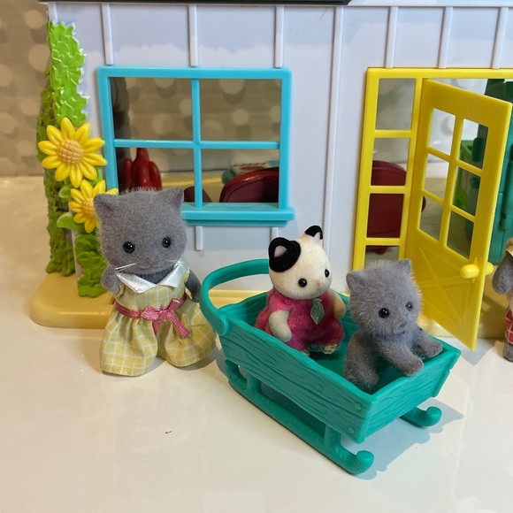 Honey Bee Acres 🌻Sunflower Country Cottage with 🐱Calico Critters - Picture 10 of 14